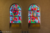 <center>L’église Sainte Jeanne de Chantal </center>A gauche, le Vase d'élection, à droite, la Tour d'Ivoire.