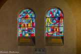 <center>L’église Sainte Jeanne de Chantal </center>A gauche, la Maison d'or, à droite, l'Arche d'Alliance.