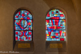 <center>L’église Sainte Jeanne de Chantal </center>A gauche, le Miroir de Justice, à droite, le Trône de la Sagesse.
