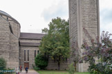 <center>L’église Sainte Jeanne de Chantal </center>L'Église Sainte Jeanne de Chantal se distingue par une structure de béton, des murs parés de moellons en pierre reconstituée, un clocher indépendant et une coupole néo-byzantine. 
Cet îlot de verdure est particulièrement bienvenu dans ce carrefour agité par les allées et venues des voitures. C'est un lieu de détente ponctué de massifs de fleurs évoluant au gré des saisons, de cerisiers à fleurs, de tilleuls et de peupliers d’Italie.