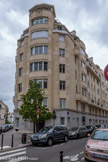 <center></center>Rue de la Tourelle. Immeuble collectif
(1931) qu’a construit l’architecte Constant
Lefranc (1885 - 1972) pour les compagnies Urbaine et Seine et Urbaine-vie (tout en haut la lettre U). Le revêtement en pierre de la façade, les balcons en forte saillie et les oriels massifs (Fenêtre en encorbellement faisant saillie sur un mur de façade et formant ainsi une loggia s'ajoutant à la pièce) dégagent une impression de puissance.