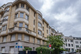 <center></center>Rue du Belvédère. Afin de ménager une transition vers les hôtels particuliers, les façades sont réduites de deux niveaux sur la rue du Belvédère.