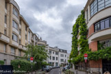 <center></center>Hôtels particuliers (1929 et 1927)
4 et 5, rue du Belvédère
L’architecte Raymond Bornay
prit pour l’édification de cet
hôtel particulier (celui avec un oculus) le parti de l’inscrire dans la courbe de la rue. Il
en résulte une élégante façade
concave au décor classique :
moulure, oculus et balustrade.
En face se situe un hôtel particulier convexe et sans décor construit par l’architecte Raymond Fischer.