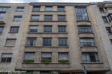 <center></center>Immeuble collectif, 1924 52 rue de la Tourelle
Urbain CASSAN
(1890 - 1979)
Grand Prix de Rome, Urbain Cassan est un architecte officiel important, par le rôle qu'il joue auprès de diverses administrations et au sein de l'Ordre des architectes dont il est président en 1965. Il construit de nombreux équipements publics et participe à la conception de la tour Maine-Montparnasse et de la faculté de Jussieu.
L'immeuble témoigne de la manière à la fois classique et rationnelle caractéristique d'Urbain Cassan. Le plan en T permet de rentabiliser la profondeur du terrain tout en garantissant l'éclairement de l'aile transversale. L'ossature est en béton armé mais les façades sont revêtues de pierre.
Sur le socle du rez-de-chaussée, qui marque un petit retrait, le corps principal divisé en deux parties prend place : à gauche, un large pan plat à trois travées de fenêtres ; à droite, une travée légèrement en saillie courbe s'achève par une baie vitrée à double hauteur aux derniers étages. A gauche,  immeuble édifié par Henri Pottier en 1954 ; le 3e étage a été la résidence parisienne, jusqu'à sa mort, de l'officier Didier Faure-Beaulieu.