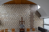 <center>Immeuble Le Corbusier</center>Cet espace, le plus vaste, est réservé à la peinture. La réglementation urbaine l’ayant empêché d’éclairer son atelier de peinture par le
haut, ce sont les façades vitrées qui procurent une lumière – si éblouissante que
l’architecte ne cessera d’inventer de nouveaux dispositifs pour la contrôler. Les
panneaux de bois fixés sur la façade parisienne en sont l’exemple. Ce lieu réservé au
maître se caractérise par un foisonnant désordre créatif. Malgré son intense activité architecturale, Le Corbusier consacre une large part de son
temps à la peinture, dans son atelier de la rue Nungesser et Coli. L’œuvre plastique de Le Corbusier est immense et protéiforme : dessins,
peintures, sculptures, émaux, gravures, tapisseries, fresques murales et photographies. Après la période puriste des années 1920 avec le peintre Amédée Ozenfant, Le Corbusier
introduit de nouveaux thèmes dans sa peinture : femmes, taureaux, icônes. Les formes
géométriques simples se complexifient, les couleurs sont plus crues et les sujets sont
renouvelés. À partir des années 1940,
Le Corbusier exécute la série des Ozon et des Ubu et celle des Taureaux qui signent un
nouveau tournant dans son œuvre picturale. Les formes lisses sont abandonnées au profit
de formes plus complexes.