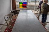 <center>Immeuble Le Corbusier</center>La table à été conçue par Le Corbusier. Ell est composée d’un plateau rectangulaire en marbre. La source d’inspiration en serait selon Yvonne, sa femme : « pour la table de marbre, avec sa petite rigole creusée tout autour, Corbu s’est inspiré dans une salle de dissection, d’une table de morgue. »