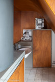 <center>Immeuble Le Corbusier</center>Le lavabo. Elle est séparée en deux par un
meuble de rangement à mi-hauteur sur lequel trône l’installation du chauffage central.