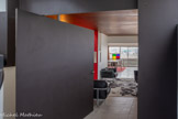 <center>Immeuble Le Corbusier</center>Cette deuxième porte sur pivot permet l'accès à l'appartement.