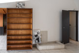 <center>Immeuble Le Corbusier</center>A droite, couloir menant à la chambre de la domestique dotée d’un réel confort pour l’époque : paroi vitrée sur cour, éclairage électrique, placard et même lavabo.
