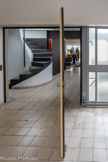 <center>Immeuble Le Corbusier</center>L'appartement-atelier construit par Le Corbusier pour son usage personnel totalise une surface d'environ 240 m2 répartie sur les deux derniers niveaux (les 7e et 8e étages) réunis par un escalier intérieur. Un système d’éléments mobiles formés de larges portes en bois posées sur pivots permet de séparer ou de relier le logement à l'atelier selon les besoins et les envies. Ainsi, lorsque Le Corbusier recevait des invités, il pouvait en fermant l'une de ses portes, orienter le sens de la visite soit vers son atelier de peinture, soit vers les espaces de réception de son logement. Les quatre espaces
principaux sont l’atelier,
l’appartement, la chambre d’ami et le
toit-jardin. Tous bénéficient d’une
luminosité exceptionnelle, grâce aux
façades vitrées, aux fenêtres prenant
jour sur les courettes et aux
lanterneaux, pour lesquels l’architecte
a utilisé toute la gamme des produits
Saint-Gobain, dont les fameuses
briques de verre Nevada.