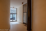 <center>Immeuble Le Corbusier</center>Après avoir franchi le porche, on pénètre dans un hall d'entrée possédant une hauteur sous plafond de 3,50 m. D'abord assez étroit, il s'élargit après une courbe vers la droite. À gauche de l'entrée se trouve la loge du concierge et à la droite, un studio que Le Corbusier baptisa « la garçonnière ». Le Corbusier élabore progressivement un nouveau langage architectural : les « Cinq
points d’une architecture nouvelle ». Il les applique pour la 1ère fois en 1923 lors de la
construction de la Maison La Roche puis les formalise en 1927. Ses recherches trouvent
leur aboutissement formel dans la construction de La Villa Savoye en 1928. On retrouve
de nouveau les cinq points cet l’immeuble.
Les pilotis permettent la mise en place du plan libre. La fenêtre en longueur s’insère de manière ininterrompue sur les façades qui sont des
éléments d’enveloppe non porteurs. Le toit-jardin remplace les combles traditionnels en offrant un jardin suspendu au sommet de la maison.
Le plan libre offre une totale liberté pour l’agencement intérieur et rend indépendante la
distribution pour chaque niveau.
La façade libre constitue une enveloppe indépendante de la structure. Désormais « les
fenêtres, sans être interrompues, peuvent courir d’un bord à l’autre de la façade ».