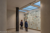 <center>Immeuble Le Corbusier</center>Dans le fond à droite, le hall est orné d'un panneau mural consacré au « Poème de l'angle droit », œuvre de Le Corbusier, qui fut accroché là après la mort de l'architecte. On accède ensuite aux six niveaux par un ascenseur, tandis qu'un dernier escalier mène à l’appartement-atelier de Le Corbusier. Dès 1914, Le Corbusier met au
point ce nouveau procédé de construction industrielle par éléments modulaires. Le système Dom-ino est la contraction du latin domus - la maison - et du mot innovation.
Composé de trois dalles, six poteaux et un escalier, chaque module est combinable afin de
réaliser des maisons ou de grands édifices.