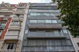 <center>Immeuble Le Corbusier</center>Les deux façades sur rue de l’immeuble
Molitor sont complètement vitrées. Trois types de verre différents sont utilisés : du
verre armé, de la brique de verre Navada, et de la
glace claire. La façade « principale » de la rue Nungesser et Coli est composée d’une paroi vitrée sur laquelle viennent s’accrocher des parties saillantes. Le 2ème et le 6ème étages
possèdent un balcon. Au troisième et quatrième étage un bow-window prolonge à
l’extérieur les appartements et fait office de balcon pour le 5ème étage. Enfin, le 7ème
étage, entièrement vitré, correspond à l’atelier de peintre de Le Corbusier tandis que
l’on aperçoit au 8ème et dernier étage l’une des deux voûtes et la chambre d’ami
derrière laquelle se trouve le toit-jardin.