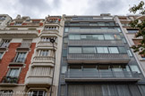 <center>Immeuble Le Corbusier</center>Déjà présente dans les villas puristes construites entre 1920 et 1930, la fenêtre en
longueur est cette fois utilisée dans un projet d’immeuble d’habitation. Les parois de
verre sont disposées de manière parrallèle sur la façade et sur le bow-window. Celui-ci
est constitué de cinq bandeaux horizontaux alternant briques de verre pour les allèges
et glace claire pour les ouvertures. L’originalité du dispositif général consiste en
l’illusion que chaque niveau comporte des allèges. En réalité, ce sont les motifs des
balcons qui, dissimulant les châssis situés en arrière, créent cette impression. En outre,
le choix de châssis coulissants pour les fenêtres permet un gain de place considérable à
l’intérieur des appartements.