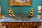 <center>Musée Marmottan Monet.</center> ANONYME
STATUETTES : PAIRE D’ÉGYPTIENNES ASSISES Vers 1810
Bronze noir et doré