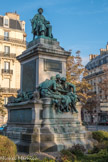 <center>Place du Général-Catroux. </center> Gustave Doré, Monument à Alexandre Dumas (père) (1883).  Il est inauguré le 4 novembre 1883 en présence d'une foule immense. Une statue de d'Artagnan cantonne la face arrière du piédestal.