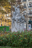 <center>Place du Général-Catroux. </center> Le Monument à Alexandre Dumas fils du sculpteur René de Saint-Marceaux est érigée en 1906. Alexandre Dumas fils est un des premiers écrivains à habiter dans la plaine Monceau, lieu des peintres, acteurs et musiciens. Il résidait au n°98 avenue de Villiers.