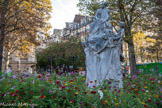 <center>Place du Général-Catroux. </center> Le Monument à Alexandre Dumas fils du sculpteur René de Saint-Marceaux est érigée en 1906. Alexandre Dumas fils est un des premiers écrivains à habiter dans la plaine Monceau, lieu des peintres, acteurs et musiciens. Il résidait au no 98 avenue de Villiers.