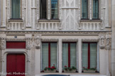 <center>Rue Fortuny.</center>Le n°8  avec sa façade renaissance ornée de statues de pierre.
