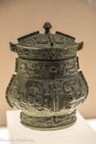 <center>Musée Cernuschi. </center> Vase You pour les boissons fermentées. Bronze. Dynastie des Shang (vers 1550 - vers 1050 av. J.-C.)