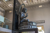 <center>Musée Cernuschi. </center> Cette grande statue de Buddha Amida provient d’un petit temple du quartier de Meguro à Tokyo, le Banryûji. Ce temple dépendait d’un monastère, le Enzanji, de la secte Jôdo du bouddhisme amidiste. Ère Tempô (1829-1844). Amida, figure centrale du bouddhisme de la Terre Pure (Jōdokyō), est représenté la main droite levée, paume en avant, le pouce et l’index se touchant. Une telle position (dharmacakra mudrā) symbolise l’argumentation de la doctrine.