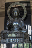 <center>Musée Cernuschi. </center> Le piédestal en forme de lotus et le nimbe comportent des inscriptions mentionnant les supérieurs des temples de l'école Jōdo.