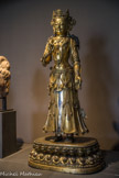 <center>Musée Cernuschi. </center> Bodhisattva (Pusa). Bronze doré. XVe-XVIe s Dynastie Ming, période Yongle (1403-1424). En 1996, un nettoyage du socle faisait apparaître la marque de règne de l'empereur Yongle gravée dans les trois langues canoniques du bouddhisme ésotérique chonois. L'écharpe, aux plis presque 