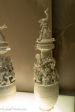 <center>Musée Cernuschi. </center> Vase funéraire (longhuping ou guiyiping).  Porcelaine à couverte « blanc-bleuté ». Chine méridionale. XIIIe s. Époque des Song du Sud (1127-1279). Ayant rarement gardé son couvercle surmonté d'un oiseau, le vase funéraire classique des Song montre à la partie supérieure une rangée de personnages statiques, debout - souvent douze comme les branches terrestres et souvent assimilées aux signes horaires -, sous un dragon enroulé autour du col avec le disque solaire. La porcelaine est plus souvent blanc crème que blanc bleuté, bien que cette porcelaine blanc bleuté soit la marque des pièces funéraires de l'époque.