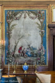 <center>Musée Nissim de Camondo. </center> Le grand bureau. Tapisserie Les Fables de La Fontaine. Manufacture d’Aubusson. Vers 1775-1780. Encadrées par une boiserie en chêne sculpté, ces six tapisseries à contre-fond bleu, bordées de palmiers et de guirlandes de fleurs, tissées dans l’atelier De Menou, ont pour sujet : « le loup, la mère et l’enfant » ; « le lion amoureux » (ci-dessus), « rien de trop », « les poissons et le berger qui joue de la flûte », « le renard et la cigogne », « Le loup et la cigogne ». Paire de vases, Chine, XVIIIe siècle, porcelaine à décor bleu sous couverte, monture en bronze ciselé et doré, vers 1770 – 1780.