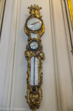 <center>Musée Nissim de Camondo. </center> Le grand salon. Baromètre et thermomètre de Lange de Bourbon.