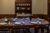 <center>Musée Nissim de Camondo. </center> La cuisine. La salle des gens ou salle à manger du personnel est visible par le passe plat. La table de 3,70 m de long a été réalisée sur les indications trouvées dans les archives.