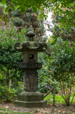<center>Parc Monceau. </center> En 1982, une lanterne japonaise (Tōrō) prend place dans le parc, à proximité de la pyramide, pour symboliser l'amitié entre Paris et Tokyo.