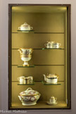 <center>Musée de Montmartre</center>PORCELAINE DE CLIGNANCOURT
Fin XVIIIe
Musée de Montmartre, collection Le Vieux Montmartre Don en 1961 de Victor Perrot 0865-1963), président de la Société du Vieux Montmartre de 1914 à 1934.
La manufacture dite « de Clignancourt » fut fondée par Pierre Deruelle à Montmartre en 1767 et dura jusqu’en 1799, dans un bâtiment pittoresque muni d’une tourelle à l’angle de l’actuelle rue du Mont-Cenis et de la rue Marcadet. Deruelle obtient la protection de Monsieur, comte de Provence, frère de Louis XVI et futur Louis XVIII. On y produisait de la vaisselle courante, ainsi que des pièces décoratives ou d’ornements surfines. La collection présentée au Musée de Montmartre est d’une grande rareté.