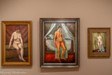 <center>Musée de Montmartre</center>ANDRE UTTER (1886-1948)
Nu assis, 1917
 Nu au baldaquin, 1919
 Nu à la serviette, 1928
 Huile sur toile
 Collection Maryse et Max Maréchal. Dépôt au Musée de Montmartre. <br>
 Peintre autodidacte, André Utter aborde la peinture du nu avec une monumentalité qui n'est pas sans rappeler la tradition académique. Si, par leurs attitudes, les figures de ces modèles évoquent les études anatomiques fondamentales dans la formation de tout peintre, leur forme hiératique témoigne des influences cubistes et d'un déplacement de la simple fidélité à la nature. Il est possible que Suzanne Valadon ait servi de modèle pour le Nu assis, réalisé pendant les années où Valadon, Utrillo et Utter vivaient ensemble au 12 rue Cortot. Sa draperie Bordeaux, et plus encore l'imposante draperie du Nu au baldaquin, s'inscrivent dans l'héritage artistique de la Renaissance et participent à la sacralisation du corps féminin.