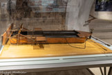 <center>Les égouts de Paris.</center>BATEAU-VANNE.
Maquette d'un bateau vanne et de ses composantes permettant l’entretien des collecteurs principaux. Bois et métal. J Belgrand a conçu un système 1 d'assainissement complet, couplant à chaque ouvrage l'engin de maintenance le plus adapté. Ainsi, le bateau-vanne est dédié au curage d'un collecteur de grande