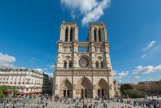 <center>Notre-Dame-de-Paris.</center>La façade a été commencée sous l’épiscopat d’Eudes de Sully à partir de 1200 par le troisième architecte et poursuivie sous ses successeurs, notamment Guillaume d’Auvergne, après 1220 par le quatrième. La tour Nord est achevée en 1240 et celle du Sud en 1250.