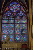 <center>Chapelle Notre-Dame Des Sept Douleurs ou Petit Chœur. </center> Vitraux d'Alfred Gerente. Priant de Pierre de Gondi, Evêque de Paris, mort en 1616.