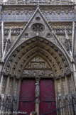 <center>Façade nord. </center> Le portail du Cloître se situe au niveau du bras nord du transept, et a été construit vers 1250 par l’architecte Jean de Chelles.  Les six grandes statues des piédroits détruites à la Révolution n’ont pas été reconstituées au XIXe siècle, lors de la grande restauration menée par Eugène Viollet-le-Duc.