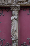 <center>Façade nord. </center> Au trumeau du portail, une statue de la Vierge sans enfant. Cette statue a pu échapper à la destruction en 1793, mais l’enfant Jésus qu’elle portait a été brisé. On dit que c’est l’épouse de saint Louis, Marguerite de Provence, qui aurait servi de modèle au sculpteur.