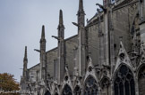 <center>Façade nord. </center> Les gigantesques arcs-boutants, dotés de longues gargouilles grimaçantes et appuyés sur de massives culées, montrent clairement que la cathédrale est aussi une lourde et impressionnante construction de pierre.