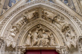 <center>Façade nord. </center> Saint-Louis est représenté sur le tympan à gauche de la Vierge, couronnée par un ange. L’épouse de Saint-Louis Marguerite de Provence, se trouve à droite du Christ. Aux voussures entourant le tympan on peut voir des scènes de la vie de saint Marcel, évêque de Paris.