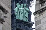 <center>Les douze apôtres.</center> et le lion pour Marc (absent). Ces statues sont l’œuvre de Geoffroi-Dechaume, et constituent un remarquable ensemble en pleine harmonie avec l’esprit du XIIIe siècle. Le 2ème, St Paul.