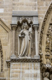 <center>Façade de Notre-Dame-de-Paris. </center>Allégorie de l'Eglise.