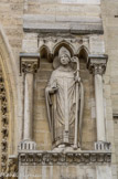 <center>Façade de Notre-Dame-de-Paris. </center>Statue de st Denis.