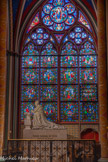 <center>Chapelle de Notre-Dame des sept douleurs.</center>Cénotaphe de Pierre cardinal de Gondi, évêque de Paris de 1569 à 1598. Début du 17e siècle. <br>Vitrail des Pèlerinages à Notre-Dame. Alfred Gérente, maître-verrier, d'après Louis Steinheil, peintre, 1855.