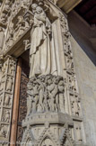 <center>Le portail de la Vierge. </center>Au trumeau, la Vierge à l’Enfant. La dernière scène de ce bas-relief représente l’expulsion des premiers hommes hors du jardin d’Éden. Il s'agit du mythe expliquant le passage de la Nature à la Culture, (selon Lévy-Strauss) l'Homme quittant là le statut animal. Dieu avait averti le serpent que la femme serait dorénavant sa pire ennemie et lui écraserait la tête. Le fait d’avoir précisément placé cette scène sous les pieds de la Vierge Marie, elle qui réhabilite totalement la femme et est nommée 