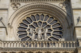 <center>Notre-Dame-de-Paris</center>Au centre, une grande rose, dont le diamètre mesure presque 10 mètres, forme une auréole à la statue de la Vierge Marie qui est encadrée par deux anges et nous présente son enfant, Jésus, le Fils de Dieu.