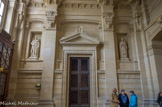 <center>Palais de Justice. </center>Vestibule de Harlay. A une extrémité on remarque les statues de saint Louis à gauche et de Philippe Auguste à droite. Elles sont l’œuvre de Philippe Lemaire en 1860. Entre ces deux statues une porte donne accès à la Chambre civile de la Cour de cassation.