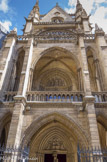 <center>La Sainte-Chapelle.  </center>A la façade s'adossent deux porches superposés. En bas, le le Couronnement de la Vierge. Le Jugement dernier est représenté sur le portail de la chapelle haute.