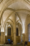 <center>La Conciergerie.</center>  La salle des Gens d'armes. Piliers médians et grandes arcades: supports et arcs renforcés.